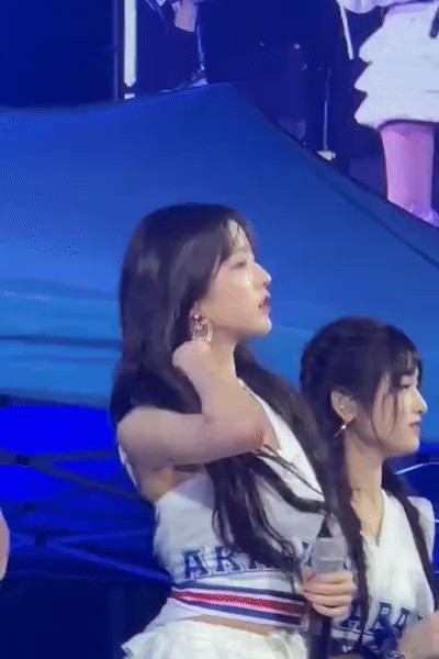 Princess Wonyoung flipping her hair