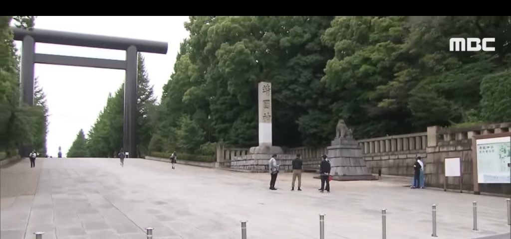 Chinese man urinates at Yasukuni Shrine