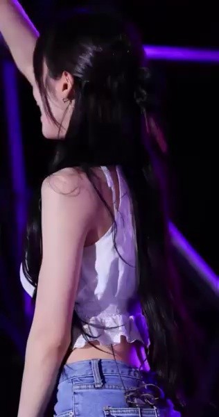 Oh My Girl's Arin seen from the side, hitting her jeans with her own hand