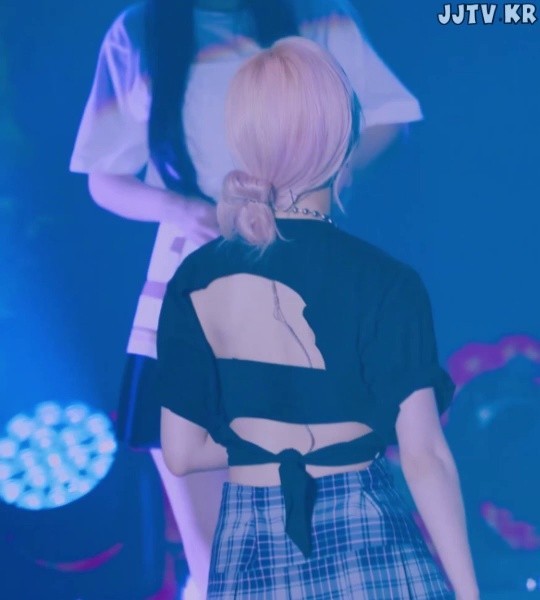 (SOUND)Black T-shirt, checked skirt, innocent beauty, turning back, sexy BBJ Eunha