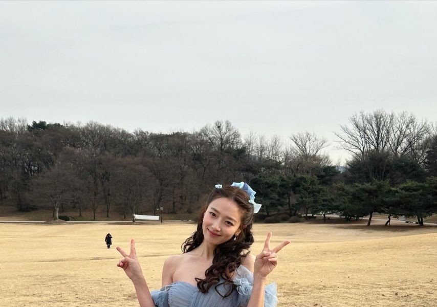 Actress Pyo Ye-jin off-shoulder Cinderella dress exposes elegant cleavage