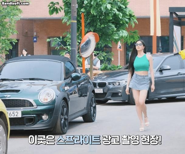 Kwon Eun-bi's huge bra cup seen from the cool green sleeveless side - Sprite