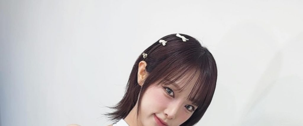Hanyang University halterneck uniform Yena Choi transparent bra strap armpits