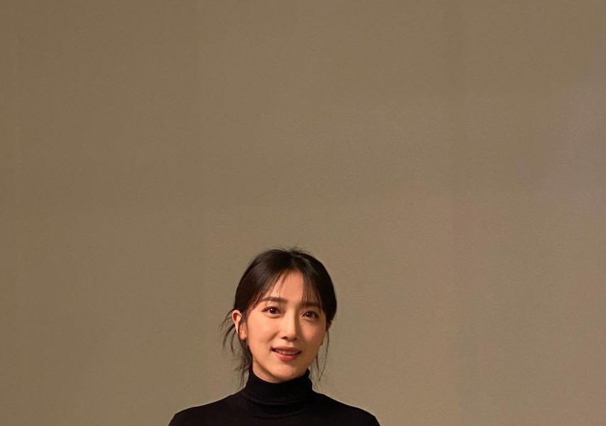 Actress Pyo Ye-jin, black neck blouse, bulging chest line