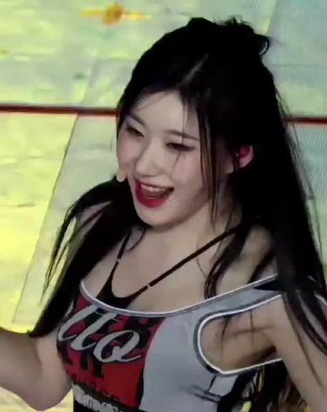ITZY Chaeryeong, sexy shoulder straps flowing down