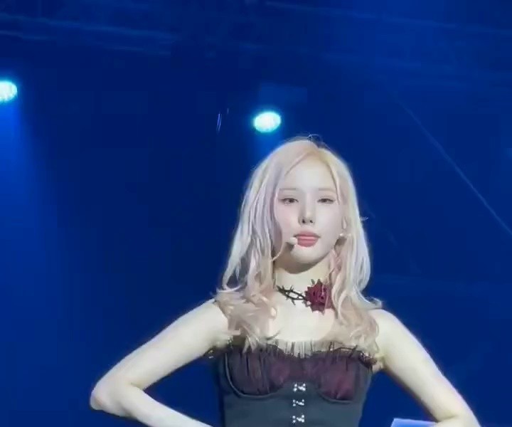 (SOUND)Fan service of BBJ Eunha squatting while drinking water in red and black lingerie look