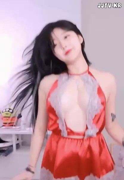 Ha Yeon-du wiggles in a no-bra lingerie look