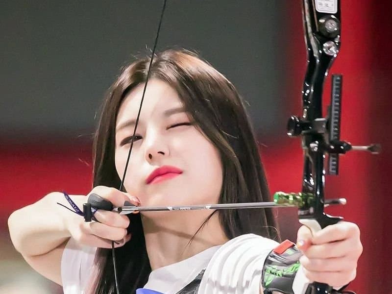 ITZY Yeji with a bow, baggy white t-shirt armpits