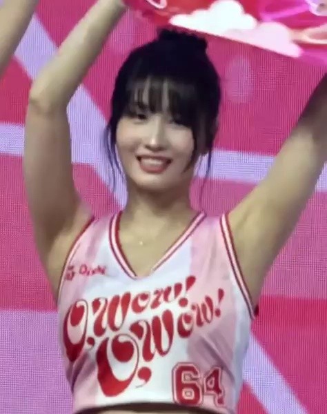 TWICE Momo's sleeveless cleavage was exposed as she was putting snacks in her shopping bag.