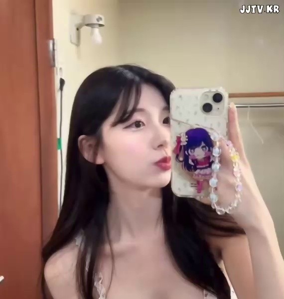 Sobly model Lee So-young mirror selfie with lowered cleavage