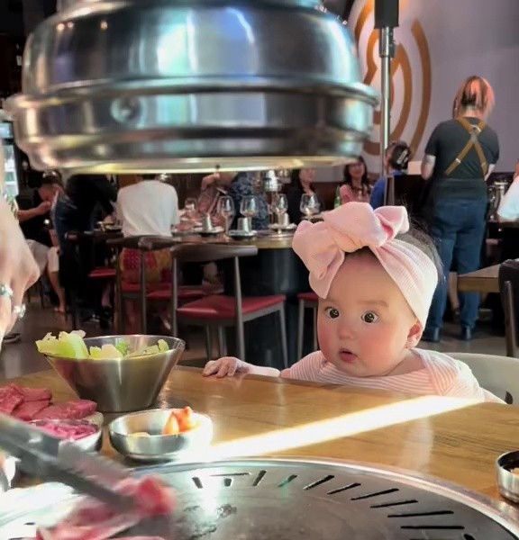 (SOUND)Cute baby seeing Korean-style grilled meat for the first time