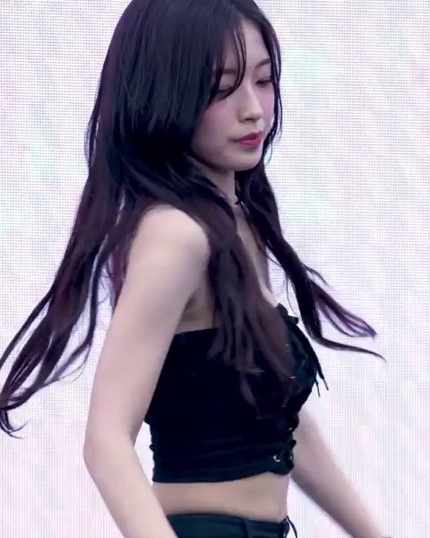 (SOUND)Oh My Girl's Arin with a pretty front strap tube top and black skinny jeans fit (swop)