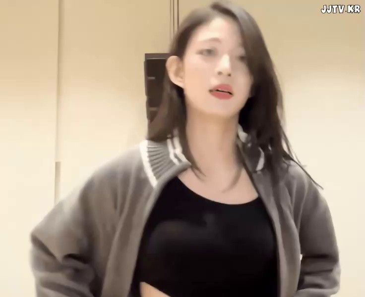 Fromis_Nine Lee Chae-young's practice room, gray sweats, a line that touches the pelvis and belly button