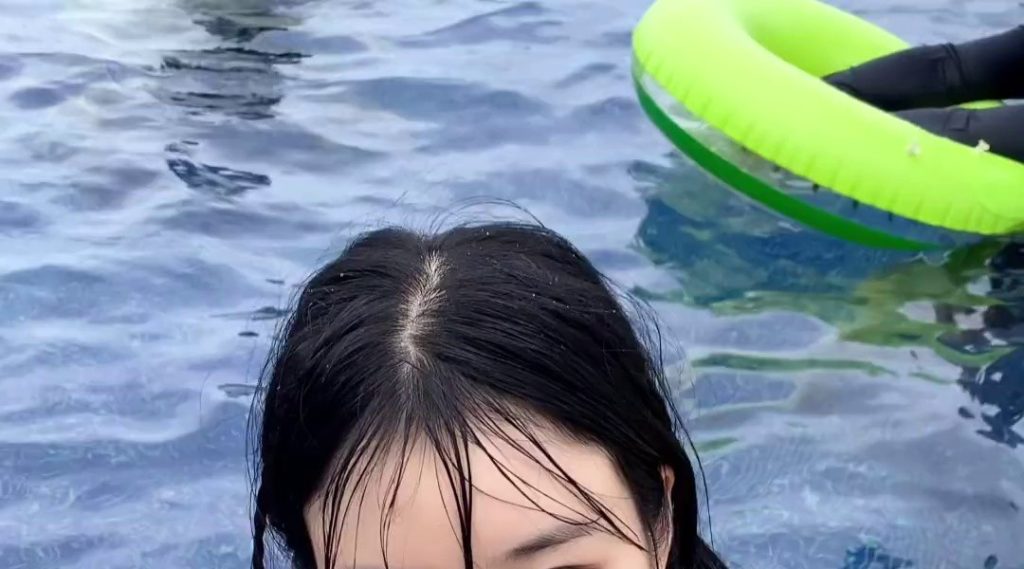 (SOUND)Kim Woo-hyun's big cleavage in a blue bikini