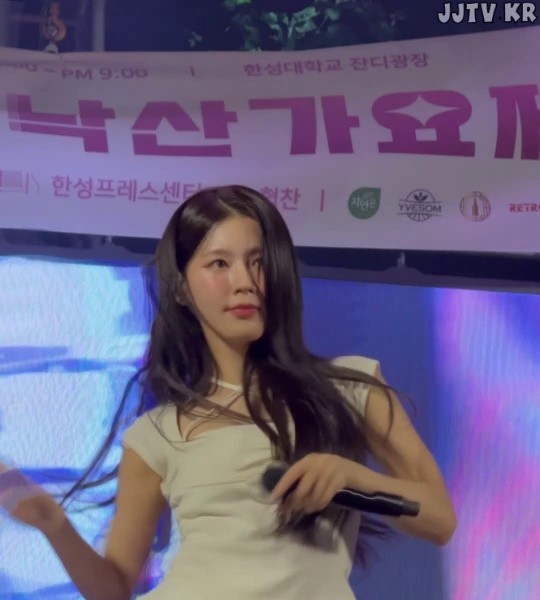(SOUND)(G)I-DLE Miyeon in short skirt, tight white underpants seen from right below