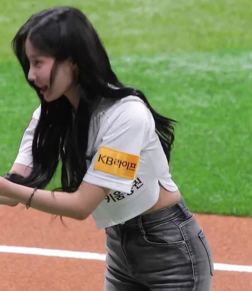 Yeonwoo’s jeans fit while throwing the first pitch