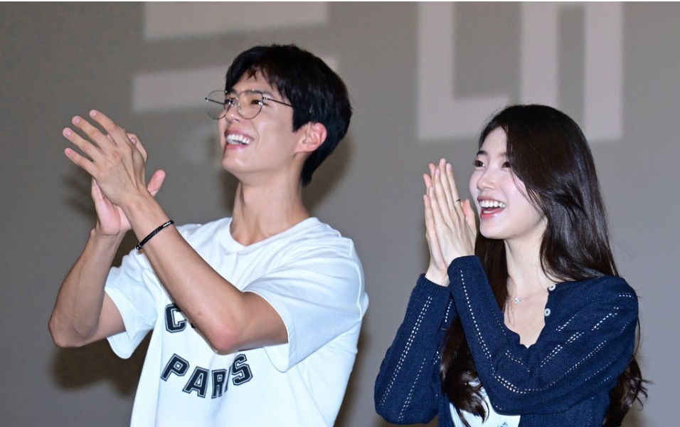 <Wondered> Suzy giving stage greetings - Park Bo-gum