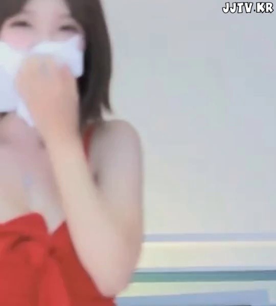 BJ Hyeming's red dress cleavage sprayed with water during reaction