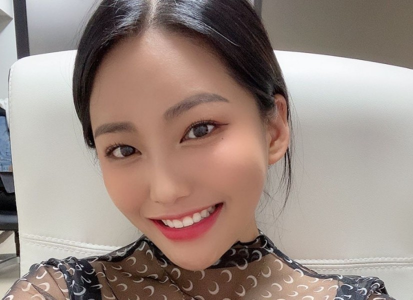 Ji Hyun-ing, a natural BJ, exposes dizzying black see-through cleavage