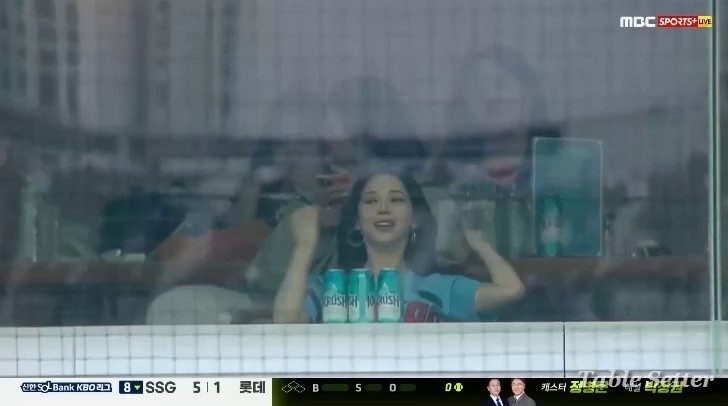 Karina yawns while watching Lotte game