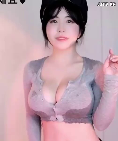 Sweaty BJ Min Ga-yu’s gray t-shirt cleavage