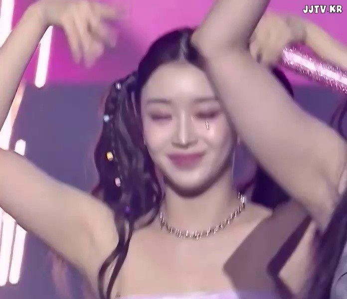 STAYC Sumin pink tube top armpit