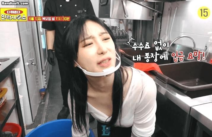 [IZ*ONE] Lee Chae-yeon, who went out to the human resources office to do a part-time job, let her guard down in the white V-neck?