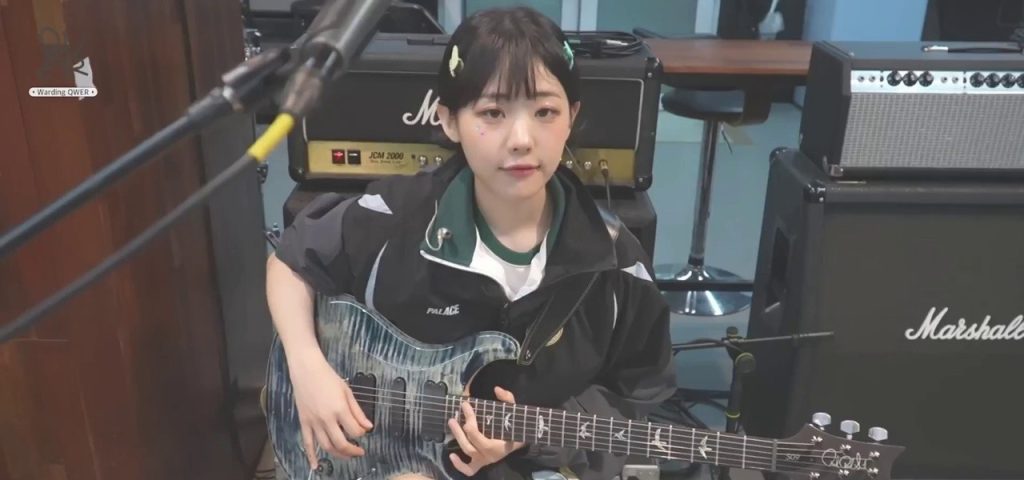 (SOUND)QWER Hina asks if the guitar is pretty