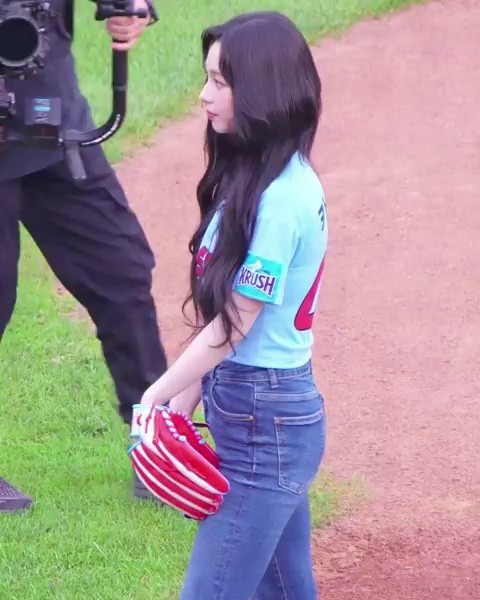 (SOUND)Espa Carina Lotte uniform that went to throw the first pitch + jeans fluttering bounce