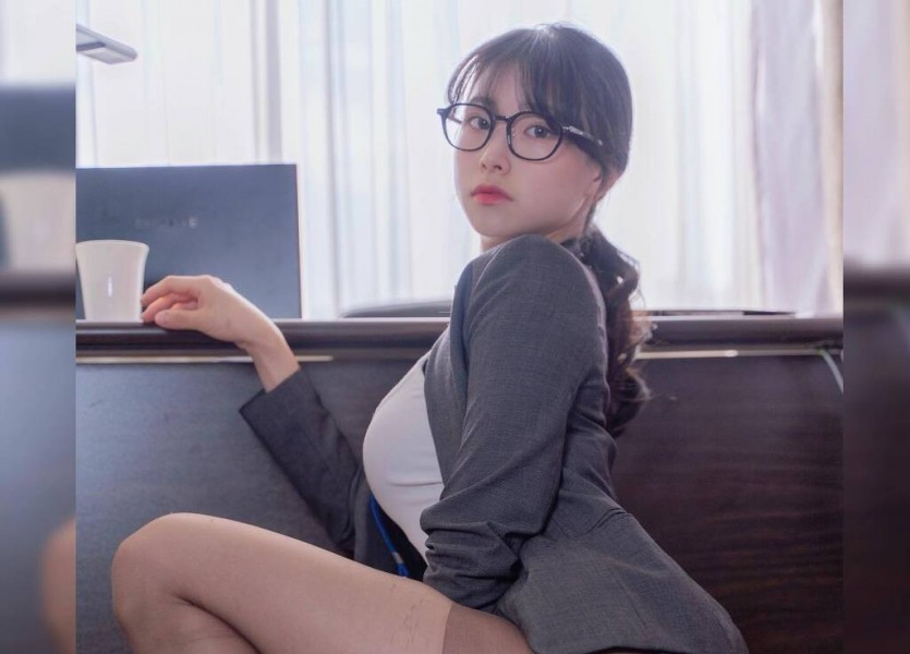 The concept of a female secretary who exploded her gums, her thighs and buttocks are super big