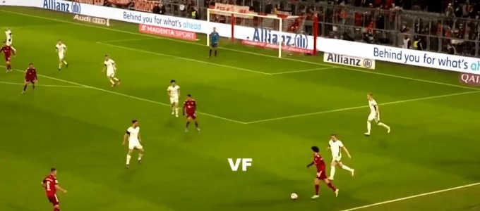 Thomas Müller's one-touch through ball