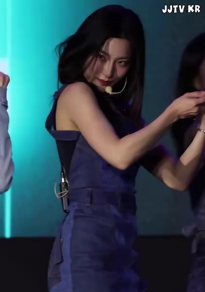 Fromis Nine Lee Sae-rom Short Petition Piece Firm Thigh Buttocks Armpit