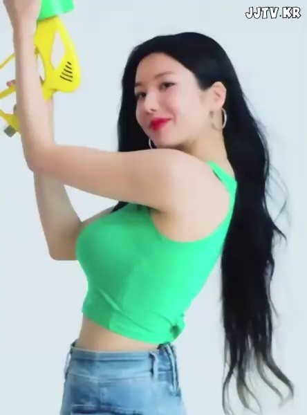Big volume Kwon Eunbi green sleeveless