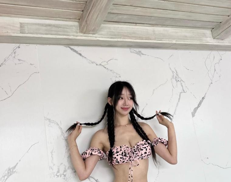 Heo Su-mi Cheerleader Tube Top Frill Bikini