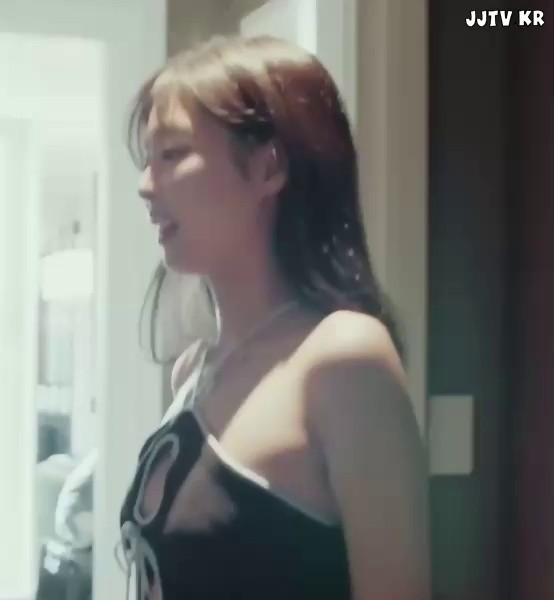 Blackpink Jennie showing her underboob cleavage through a hole