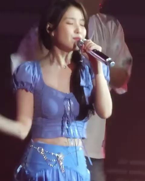 (SOUND)Corset st. IU in blue outfit... Legendary cleavage bent down to pick up a light stick
