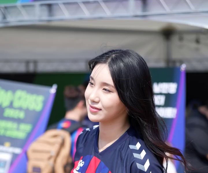 (SOUND)Suwon Special City cheerleader Kim Hyeon-young looks like the real thing