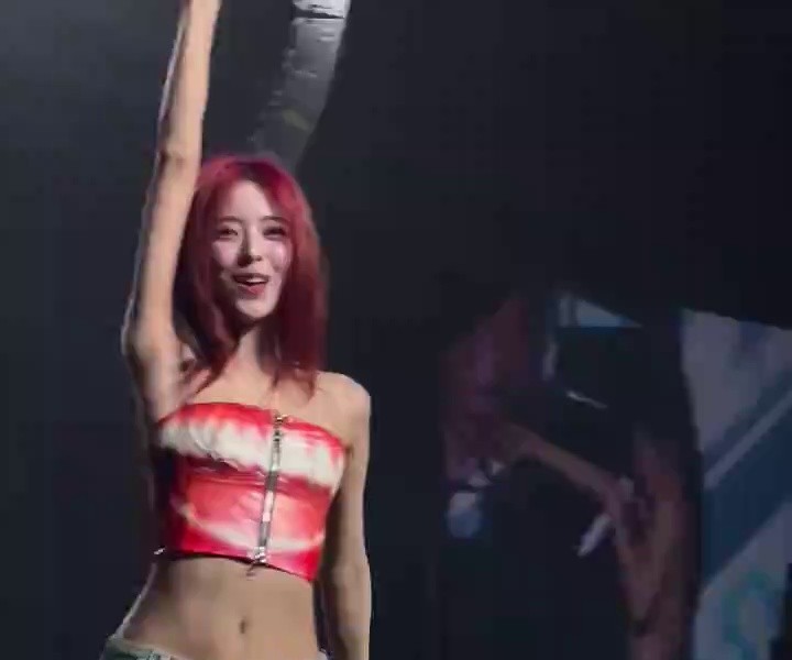 (SOUND)ITZY Yuna, red tube top with zipper, narrow ant waist