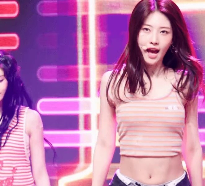 (SOUND)Everglow Sihyeon's belly button t-shirt, slightly bulging cleavage