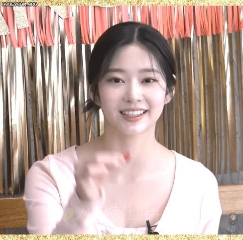[IZ*ONE] Kim Min-ju's pink U-neck, slightly visible upper cleavage