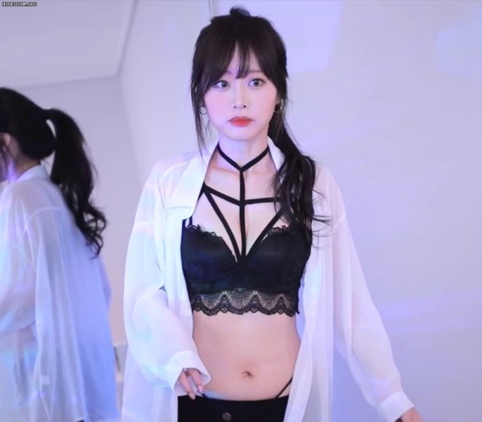Yueun sexy black lingerie look waist pelvis line