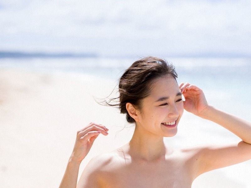 Yuna Suzuki pictorial tube top bikini