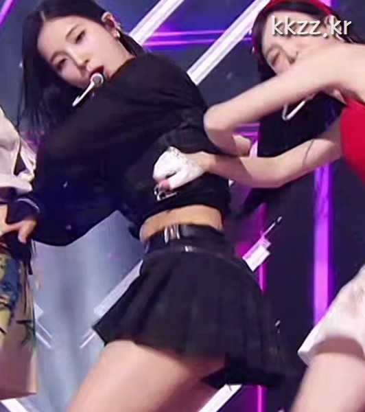 GIF of Sohee showing her underpants