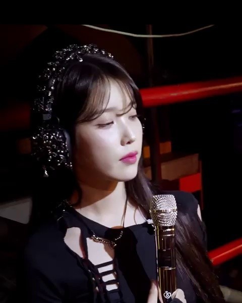 White button ribbed sleeveless concert outfit IU's subtle sexiness
