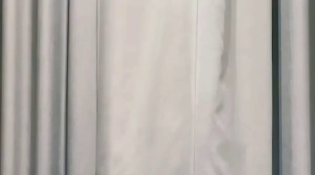(SOUND)Lee Seo pops out of the curtain