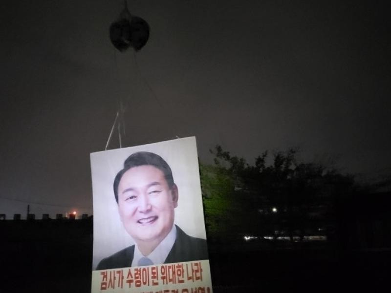 Filth balloon vs North Korea leaflet