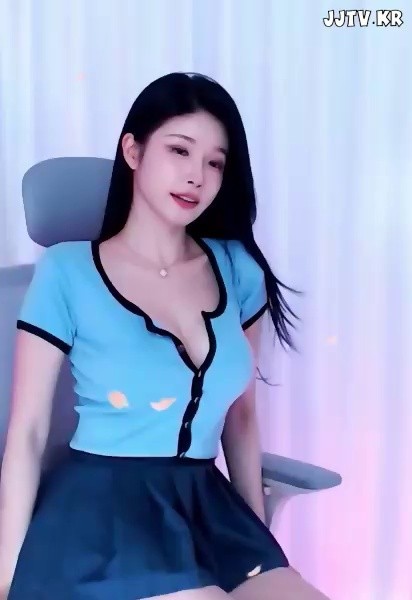 BJ Se-kyung's beautiful legs and buttocks sitting on a PC chair and crossing her legs