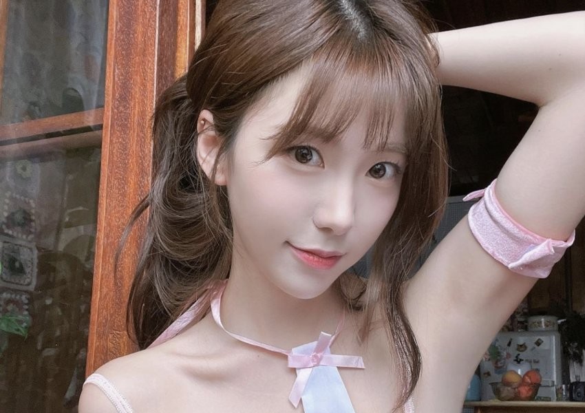 Sobly Lee So-young's armpits and cleavage exposed
