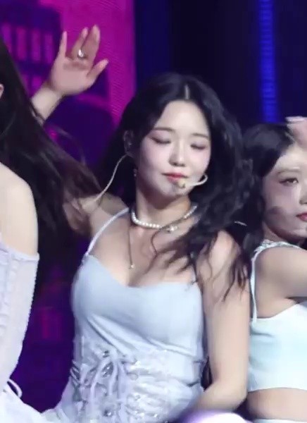 Fromis_9's Noh Ji-seon is at the peak of her Water Bomb form