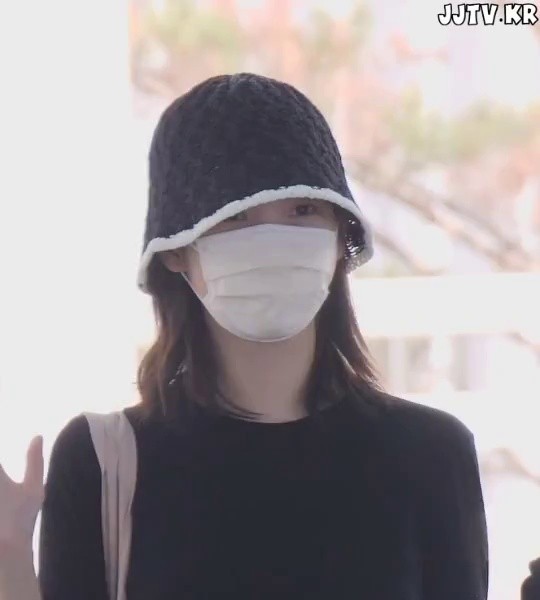 IU’s airport fashion on her European tour, black t-shirt